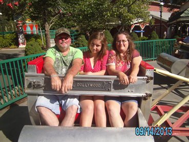 Jack and Jill Foundation family at theme park enjoying a break from late stage cancer 