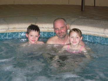 family in hot tub enjoying a JAJF break from late stage cancer 