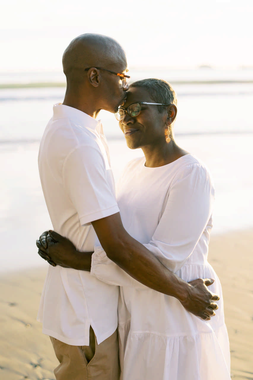 couple embracing on the beach enjoying a JAJF late stage cancer timeout 