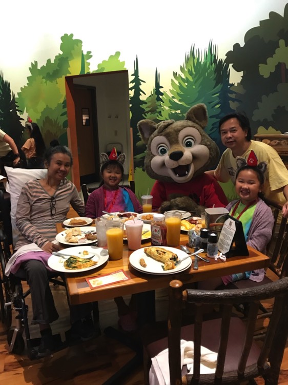 JAJF family at restaurant in Great Wolf Lodge enjoying a WOW experience 
