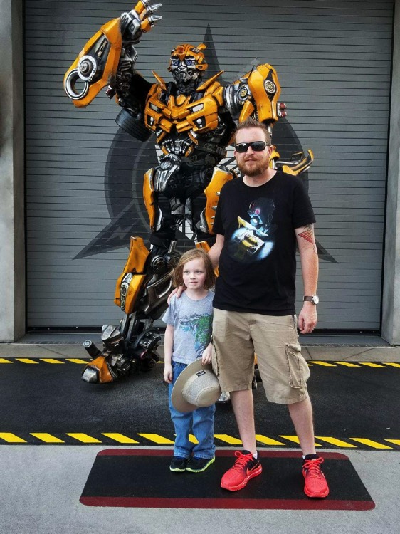 dad and daughter with Transformer at Universal Studios during a JAJF trip treating the families not the cancer 
